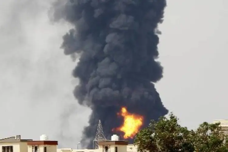 
	Inc&ecirc;ndio na L&iacute;bia: bombeiros ainda tentam apagar o fogo em um primeiro dep&oacute;sito
 (Mahmud Turkia/AFP)