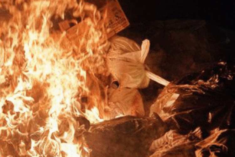 Coluna de fogo queima uma montanha de lixo: novo prefeito ordenou coleta durante 24 horas para conter a crise
 (AFP)