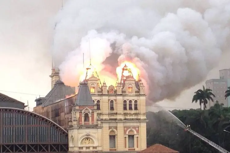 
	Inc&ecirc;ndio no Museu da L&iacute;ngua Portuguesa, na Esta&ccedil;&atilde;o da Luz, em S&atilde;o Paulo, no fim da tarde de ontem
 (MARÍLIA KODIC/Imagem cedida a EXAME.com)