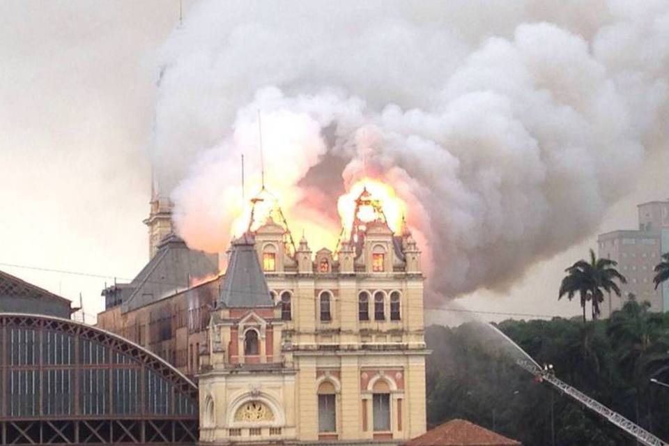 Após 12 horas, Bombeiros trabalham em incêndio no museu