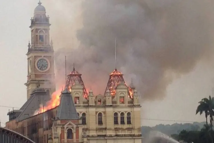 
	Inc&ecirc;ndio no Museu da L&iacute;ngua Portuguesa: as obras devem se estender at&eacute; o fim de maio ou in&iacute;cio de junho deste ano a um custo estimado em R$ 1,8 milh&atilde;o. Os recursos ser&atilde;o destinados pela companhia de seguros do Museu
 (MARÍLIA KODIC/Imagem cedida a EXAME.com)