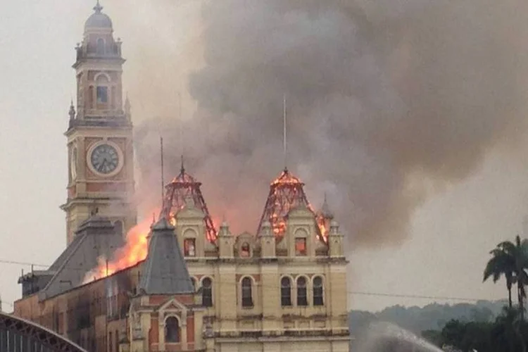 
	Inc&ecirc;ndio no Museu da L&iacute;ngua Portuguesa, na Esta&ccedil;&atilde;o da Luz, em S&atilde;o Paulo
 (MARÍLIA KODIC/Imagem cedida a EXAME.com)