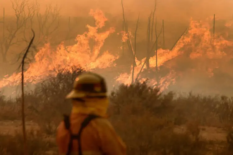 
	Inc&ecirc;ndio: o inc&ecirc;ndio j&aacute; atinge uma &aacute;rea de 72 quil&ocirc;metros quadrados e amea&ccedil;a v&aacute;rias comunidades rurais do condado de San Bernardino
 (Gene Blevins / Reuters)