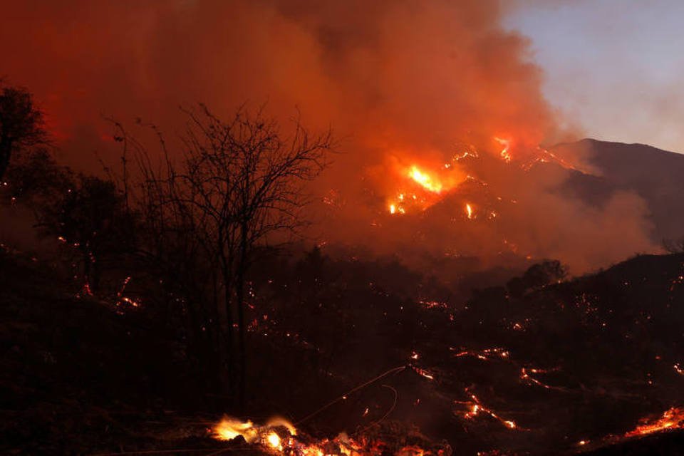 Incêndio na Califórnia força famílias a deixarem suas casas