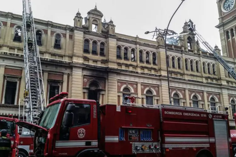 
	Esta&ccedil;&atilde;o da Luz: um brigadista do museu, Ronaldo Pereira da Cruz, morreu enquanto trabalhava no controle do fogo
 (Daniel Mello / Agência Brasil)