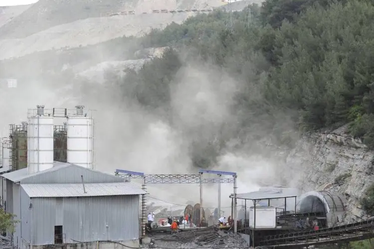 Fumaça emana da entrada da mina em que houve uma explosão, em Soma, na Turquia (Gokhan Gungor/Depo Photos/Reuters)