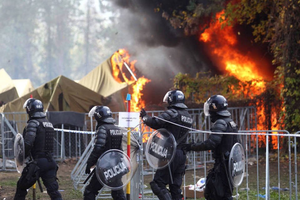 Incêndio queima metade de centro de refugiados na Eslovênia