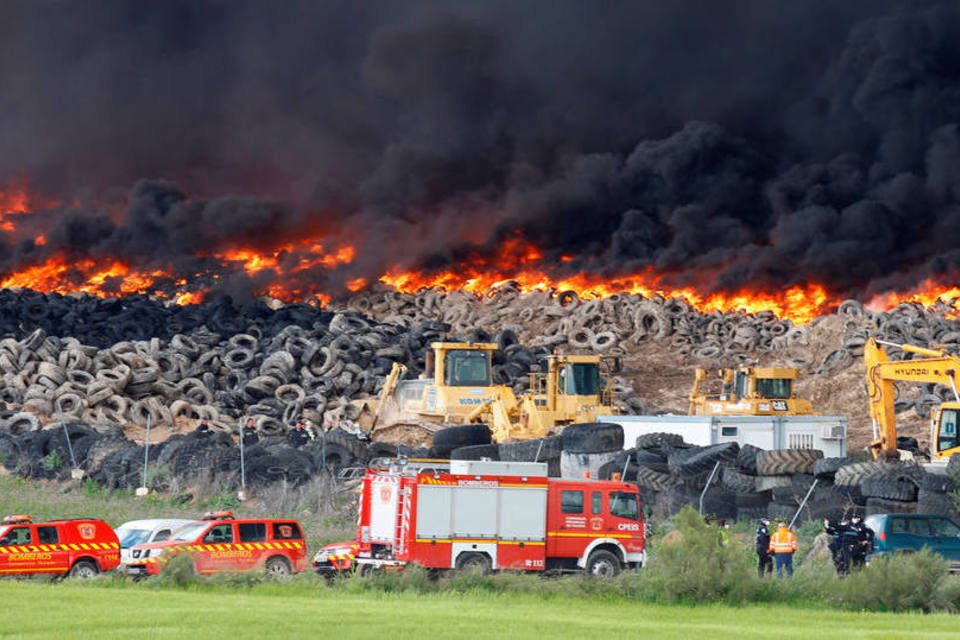 Incêndio atinge maior depósito de pneus da Europa