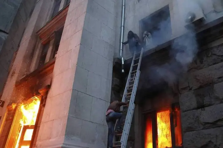 Pessoas aguardam resgate durante incêndio em prédio sindical em Odessa, Ucrânia: outras 50 pessoas ficaram feridas (Yevgeny Volokin/Reuters)