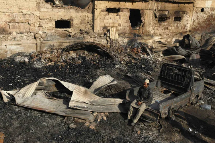 Restos do incêndio: pelo menos 12 feridos foram transferidos ao hospital mais próximo (Akhtar Soomro/Reuters)