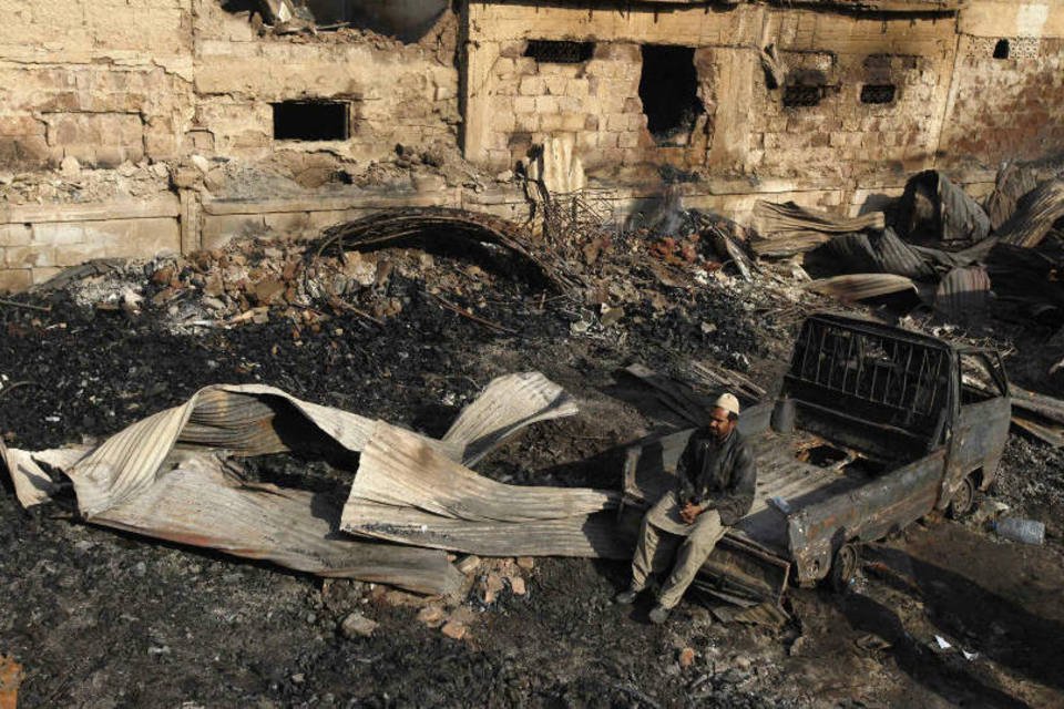 Incêndio em edifício comercial do Paquistão deixa 12 mortos