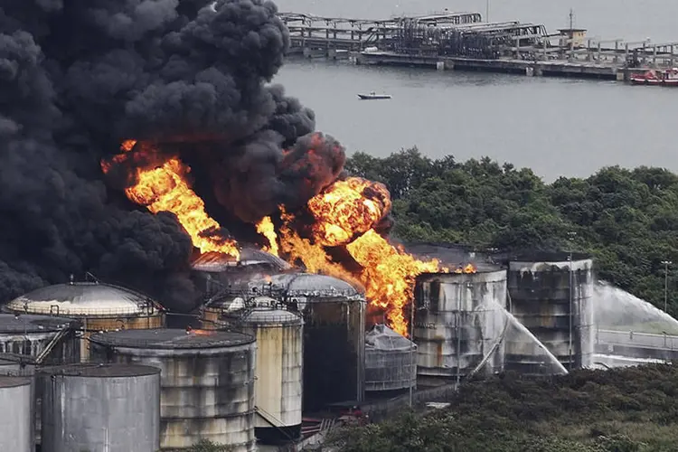 
	Inc&ecirc;ndio em tanques de combust&iacute;veis no porto de Santos
 (REUTERS/Nacho Doce)