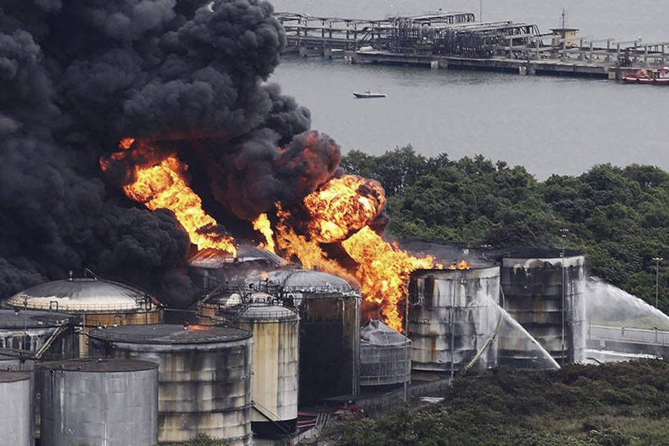 Empresas já contabilizam prejuízos com incêndio em Santos