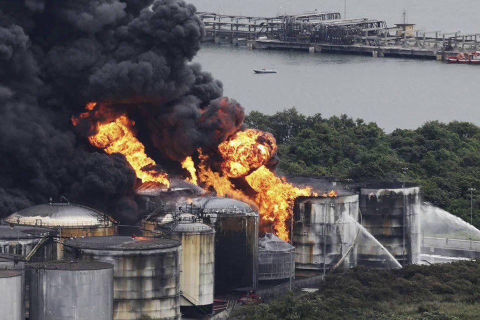 Limites a caminhões por incêndio em Santos afetam entregas