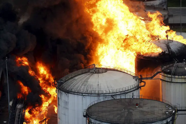 
	Inc&ecirc;ndio: a extin&ccedil;&atilde;o das chamas &eacute; imposs&iacute;vel nos tanques que armazenam milh&otilde;es de litros de combust&iacute;vel
 (Paulo Whitaker/Reuters)