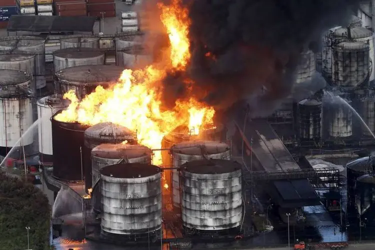 Incêndio que atinge tanques do terminal da Ultracargo em Santos (Paulo Whitaker)