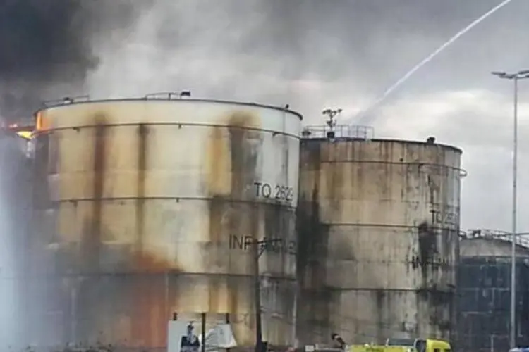 Empresa americana apoiará combate ao incêndio nos tanques de conbustíveis da empresa Ultracargo, em Santos (Divulgação/Corpo de Bombeiros de São Paulo)