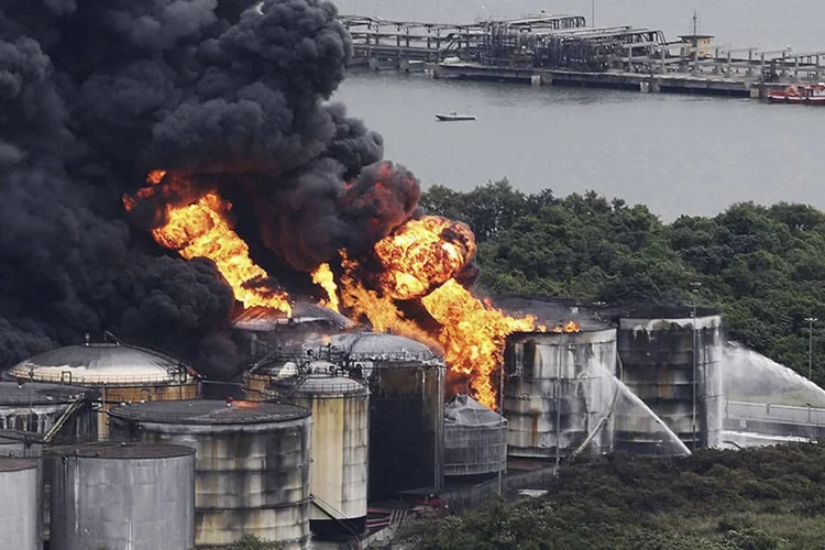 
	Inc&ecirc;ndio em tanques de combust&iacute;veis no porto de Santos: o fogo consome tanques com combust&iacute;veis pelo s&eacute;timo dia seguido
 (REUTERS/Nacho Doce)