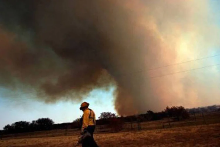 Os bombeiros combatiam vários focos de incêndio, incluindo um que queimou quase 80 hectares em Pflugerville e partes do condado de Bastrop (Tom Pennington/AFP)