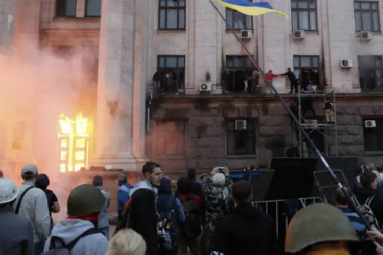 Resgate em prédio de administração pública em Odessa, Ucrânia: incêndio atingiu sede de sindicato, segundo polícia. Não há informações sobre possíveis origens das chamas (Yevgeny Volokin/Reuters)
