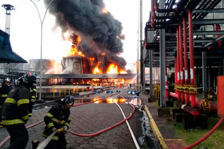 
	Bombeiros tentam apagar o fogo em tanques da Ultracargo em Santos: a ltracargo possui 175 tanques no terminal portu&aacute;rio em Santos.
 (Bombeiros SP/Divulgação/Twitter)