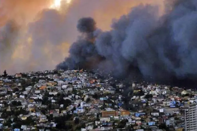 Incêndio florestal em Valparaíso, no Chile, em 13.04.2014 (REUTERS)