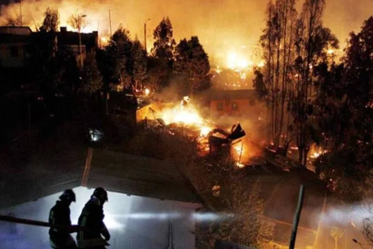 
	Combate ao inc&ecirc;ndio em Valpara&iacute;so: pelo menos 1.300 bombeiros, brigadas da Conaf, com apoio de 20 helic&oacute;pteros e avi&otilde;es cisterna, continuavam hoje combatendo o inc&ecirc;ndio
 (REUTERS)