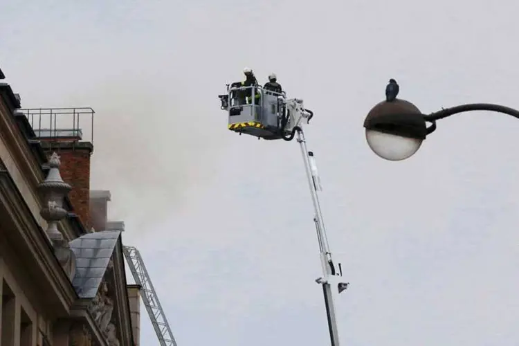 Bombeiros trabalham em combate a incêndio no hotel Ritz de Paris. (REUTERS/Jacky Naegelen)