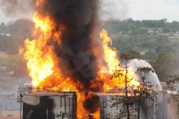 
	Inc&ecirc;ndio em Duque de Caxias, no Rio de Janeiro: o inc&ecirc;ndio na Reduc foi o quinto em menos de 40 dias em diferentes refinarias da Petrobras, expondo os limites do parque de refino
 (Tânia Rêgo/ABr)