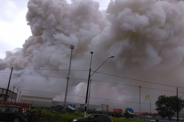 
	Um inc&ecirc;ndio tomou conta do terminal da Localfrio, no Guaruj&aacute; (SP)
 (Reprodução/Facebook/Corpo de Bombeiros da PMESP)