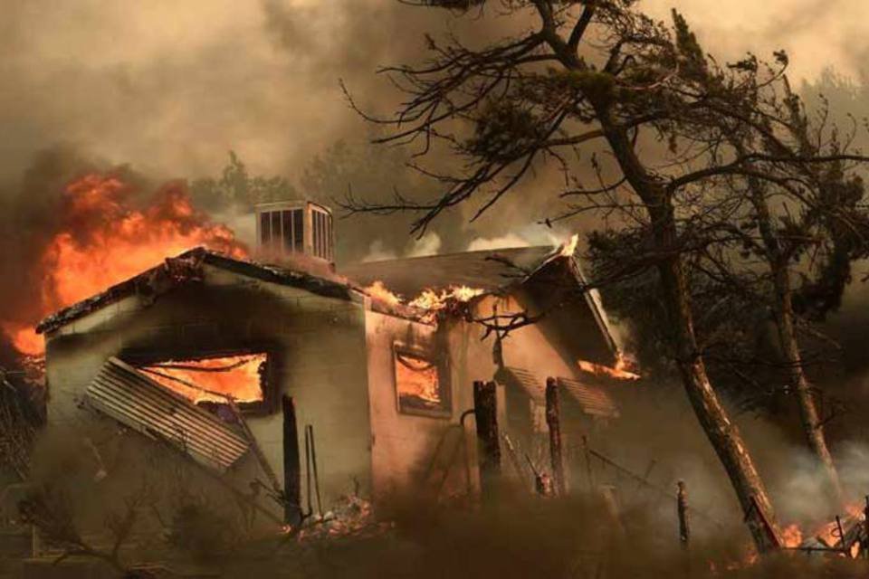Incêndio "épico" causa estragos e mortes na Califórnia