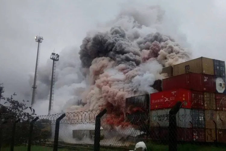 
	Um inc&ecirc;ndio tomou conta do terminal da Localfrio, no Guaruj&aacute;
 (Reprodução/Facebook/Corpo de Bombeiros da PMESP)