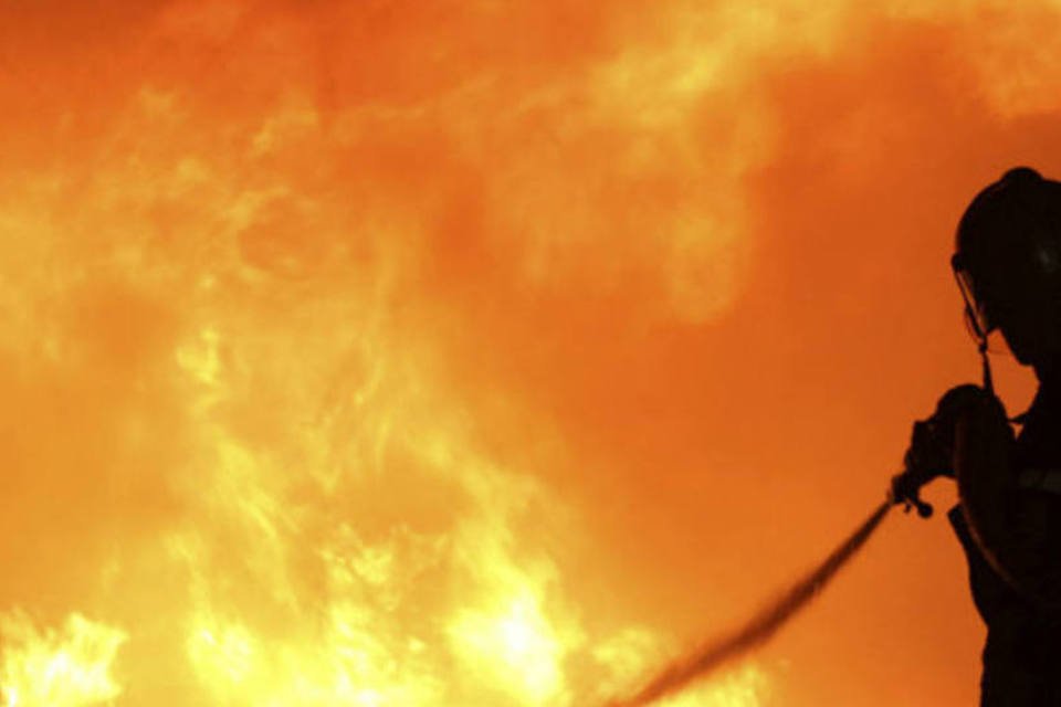 Incêndio em depósito de óleo mobiliza bombeiros no Rio
