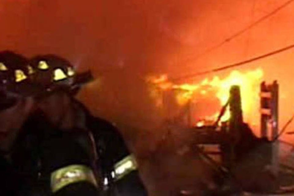 Fogo consome casas em Nova York na passagem de Sandy