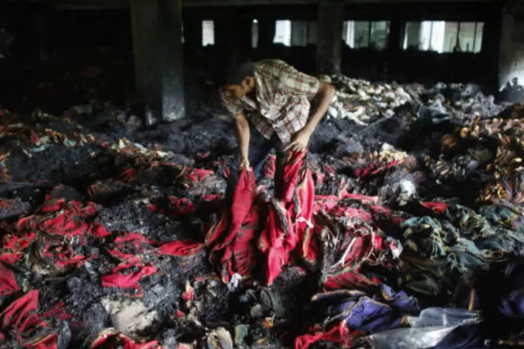 Incêndio: dias após o desabamento que matou centenas de pessoas em um prédio que abrigava fábrica têxtil em Bangladesh, outro edifício com confecção pegou fogo em Daca (REUTERS/Andrew Biraj)