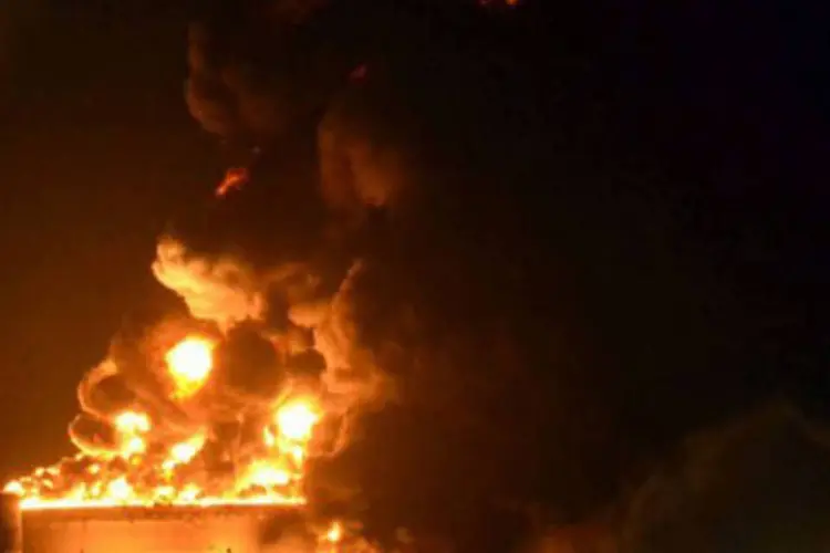 Tanques da refinaria venezuelana de El Palito são tomados pelo fogo: Chávez explicou que o incêndio começou durante uma intensa tempestade elétrica (©AFP / Str)