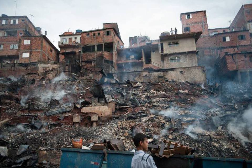 Incêndio em favela deixa dois mortos em São Paulo