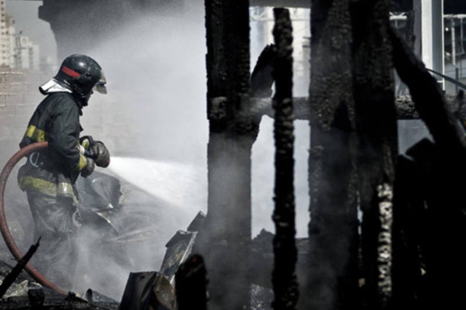 Incêndio em favela em SP destrói casas e paralisa trens