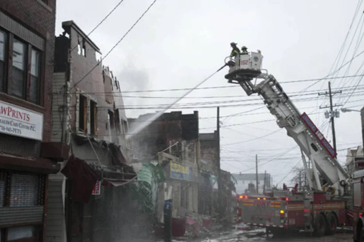 Bombeiros apagam fogo causado por Furacão Sandy no Queens: segundo informou hoje o prefeito Bloomberg, já são dez os mortos na cidade após a passagem da tempestade (REUTERS)