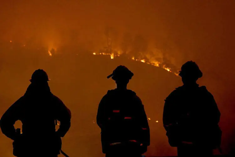 
	Calif&oacute;rnia: impulsionadas pelos fortes ventos e altas temperaturas, as chamas consumiram mais de 10 mil hectares em Lake County
 (Getty Images)