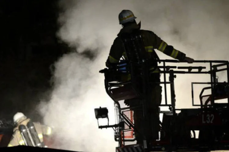 Bombeiros controlam incêndio em escola do bairro de Kista, em Estocolmo (AFP / Jonathan Nackstrand)