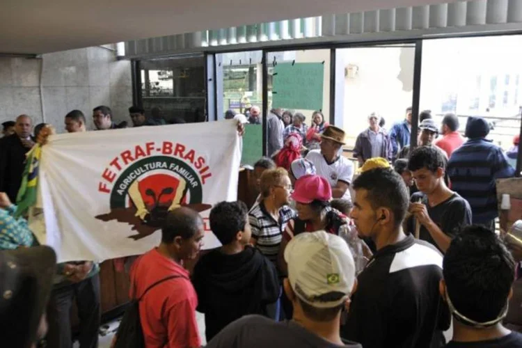 Integrantes da Federação de Agricultura Familiar do DF (Fetraf) invadiram o prédio do Instituto Nacional de Colonização e Reforma Agrária (Incra): o pedido de desocupação da sede do Incra foi encaminhado à Justiça Federal pela Advocacia-Geral da União (AGU). (Elza Fiúza/ABr)
