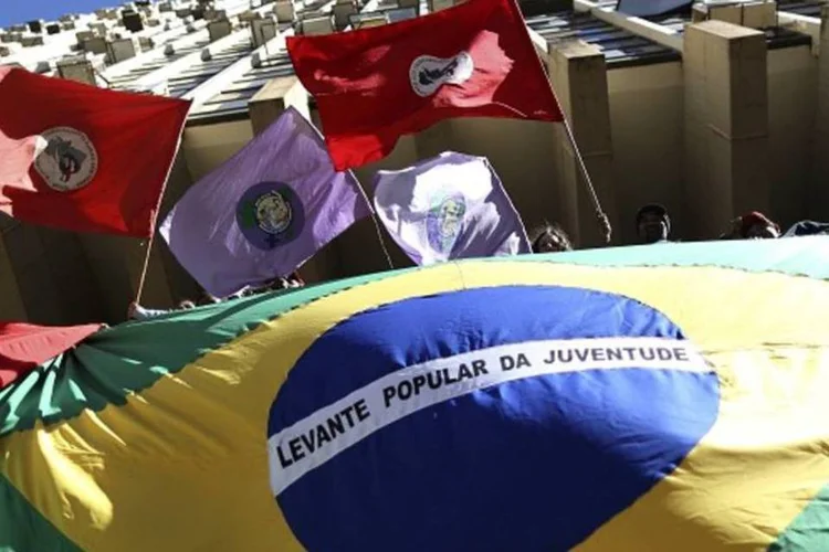 
	Integrantes do MST invadiram a sede do Incra em Bras&iacute;lia (DF):&nbsp;segundo o coordenador do MST &ndash; DF e entorno, Lucimar Nascimento, a manifesta&ccedil;&atilde;o &eacute; contra a paralisa&ccedil;&atilde;o da reforma agr&aacute;ria.
 (Ueslei Marcelino/Reuters)