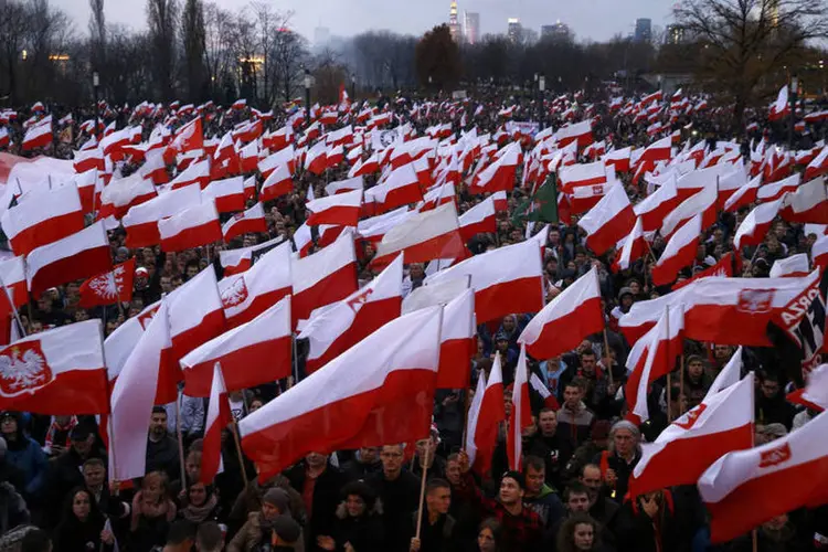 
	Manifesta&ccedil;&atilde;o em Vars&oacute;via: manifestantes expressaram seu desagravo &agrave;s medidas governamentais, que careceriam de contrapesos necess&aacute;rios
 (Kacper Pempel / Reuters)