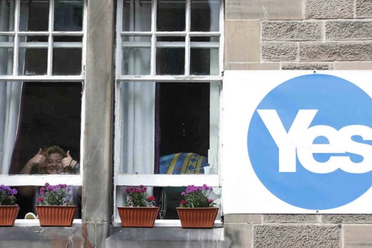 
	Mulher apoia campanha pela independ&ecirc;ncia da Esc&oacute;cia em Edimburgo
 (Russell Cheyne/Reuters)