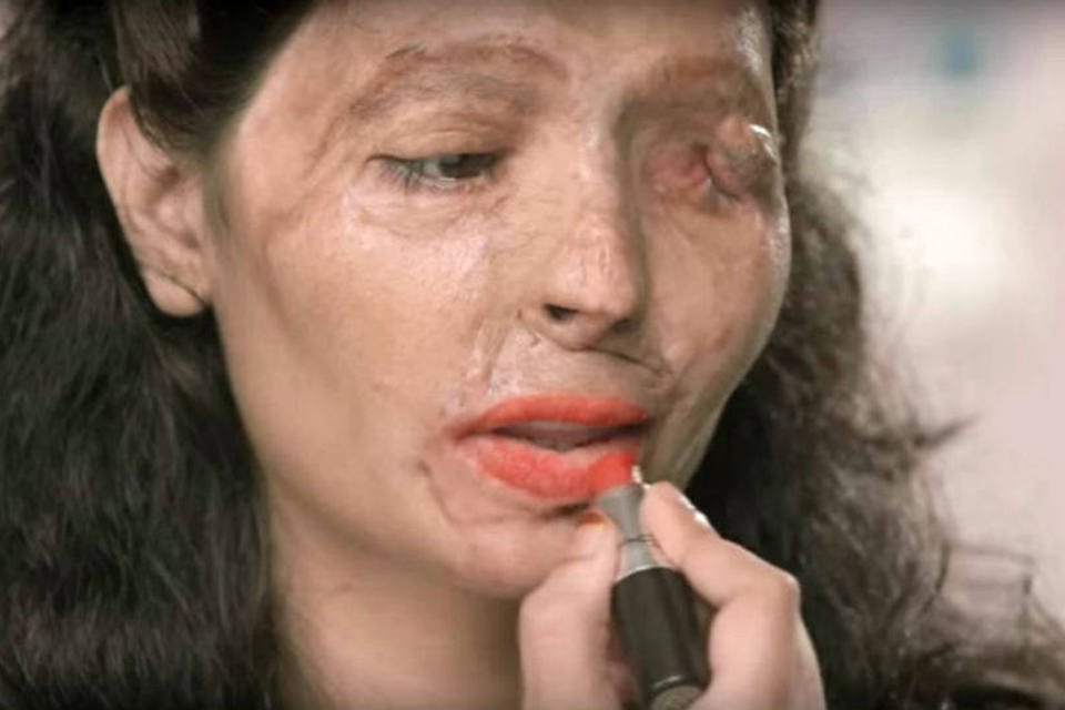 Vídeo com tutorial de maquiagem revela mensagem poderosa