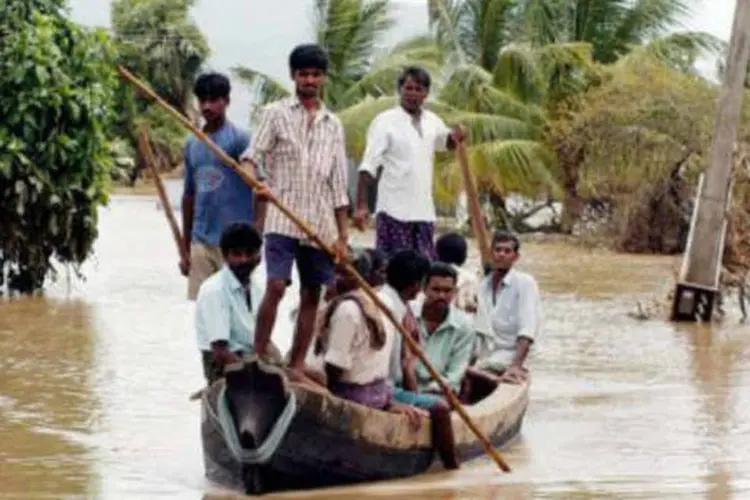 Chuvas torrenciais no sul da Índia, provocadas pela passagem de um ciclone na quarta-feira passada, deixaram pelo menos 22 mortos e obrigaram o deslocamento de 60.000 pessoas (AFP)