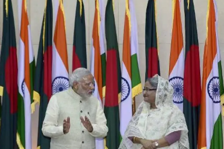 
	Modi e Sheikh conversam durante uma cerim&ocirc;nia em Bangladesh: alguns internautas faziam piada com a grosseria do primeiro-ministro indiano, outros expressaram indigna&ccedil;&atilde;o
 (AFP / MUNIR UZ ZAMAN)