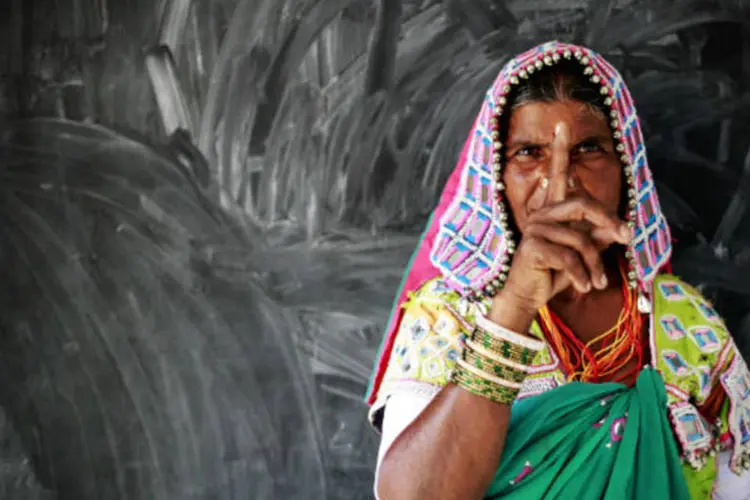 Rangareddy, na Índia, mulher mostra o dedo pintado (REUTERS/Danish Siddiqui)