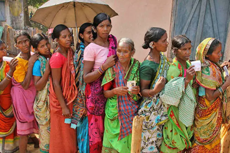 
	Mulheres indianas fazem fila para votar: &nbsp;&Iacute;ndia est&aacute; no est&aacute;gio final de uma elei&ccedil;&atilde;o de cinco semanas que tem sido afetada por tens&otilde;es &eacute;tnicas e religiosas em algumas partes do pa&iacute;s
 (REUTERS/Stringer)